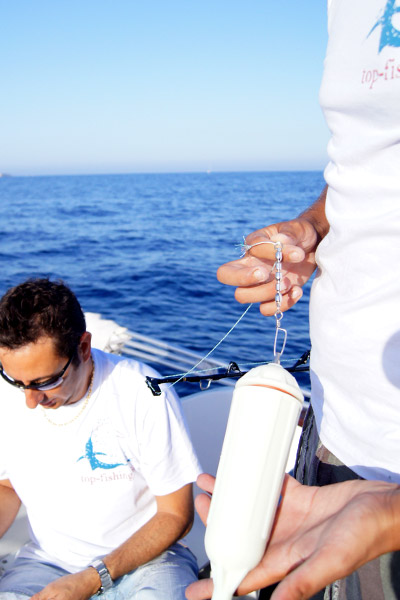 <p>
	&nbsp;</p>
<p>
	Permet de raccorder deux lignes par l'interm&eacute;diaire de boucles. L'avantage &eacute;tant que les forces sont mieux r&eacute;parties sur cette "double ligne".&nbsp;Tr&egrave;s utilis&eacute; pour la p&ecirc;che au coup sur des lignes tr&egrave;s fines.</p>
