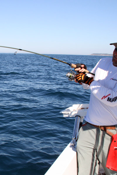 Voici un nœud permettant de remplir votre bobine, que ce soit pour un moulinet à tambour fixe ou un moulinet à tambour tournant. Dans le cas de l'utilisation de tresse, nous vous conseillons de commencer par une dizaine de mètres de Nylon. En effet, le bloc entier de tresse peut finir par glisser autour de la bobine.